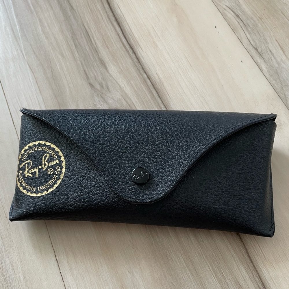Ray-Ban black snap glass case.